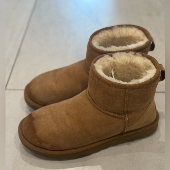 Uggs - salt stain but good condition otherwise - Picture 3 of 4
